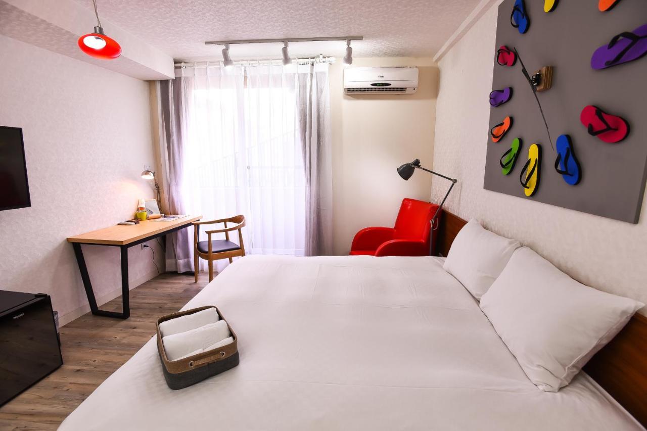 Rainbow Island Apartment Tainan Bagian luar foto