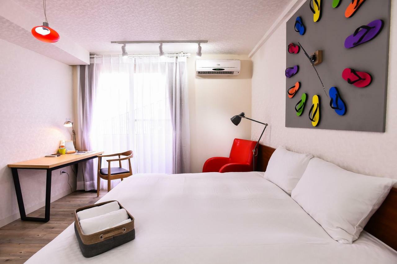 Rainbow Island Apartment Tainan Bagian luar foto